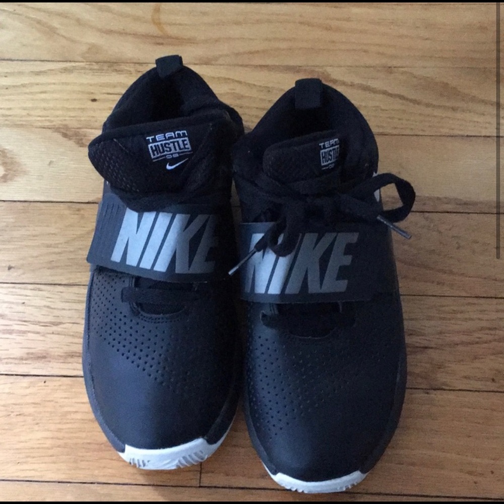 Nike Youth team hustle basketball shoes